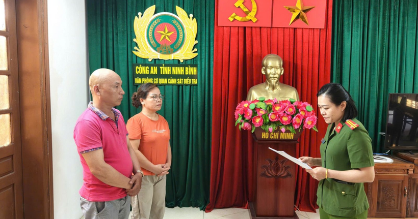 Cơ quan CSĐT Công an tỉnh khởi tố vụ án, khởi tố bị can và ra lệnh bắt tạm giam đối với Bùi Xuân Hồng và Lưu Thị Cúc về hành vi “Đưa hối lộ”. (Ảnh: Công an Ninh Bình)