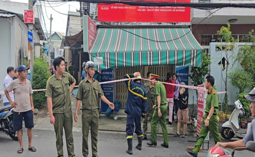 Lực lượng chức năng phong tỏa, khám nghiệm hiện trường. (Ảnh: Tuổi trẻ)