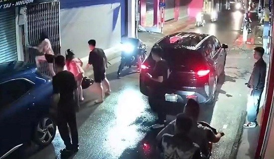 Công an vào cuộc vụ cô gái kêu cứu khi bị đánh ở Hà Nội. (Ảnh: Lao động)