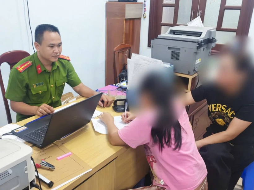 Công an làm việc với phụ huynh và học sinh, được cho là nạn nhân trong vụ việc bị hành hung, tống tiền để thu thập chứng cứ. Ảnh: PLO