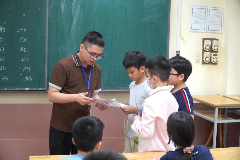 Học sinh dự thi đánh giá năng lực vào lớp 6 Trường THCS và THPT Nguyễn Tất Thành sáng 17/5. Ảnh: Lao động