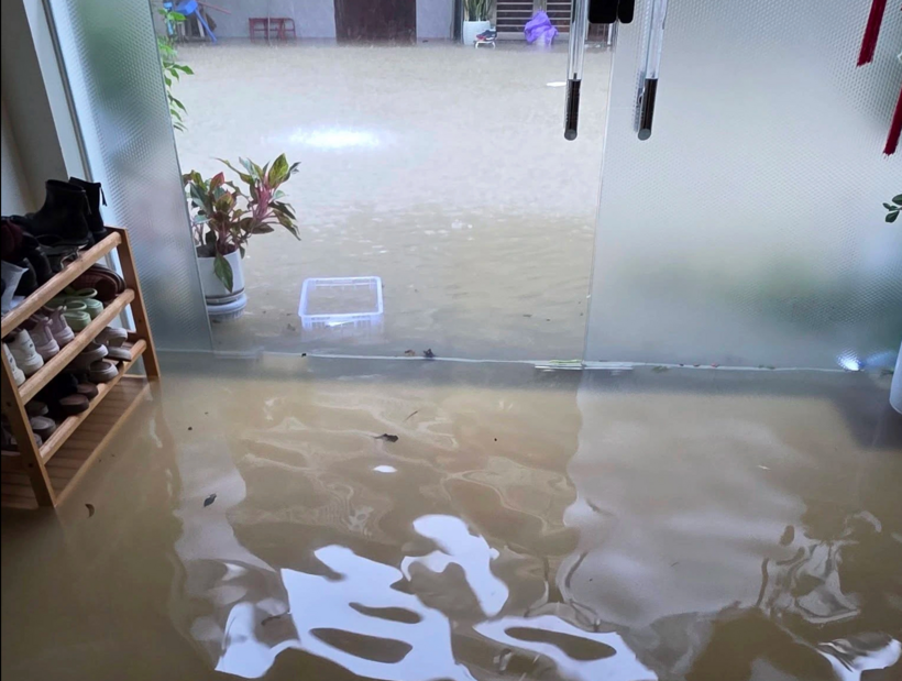 Mưa lớn tràn vào nhà dân, có nơi ngập sâu 30 - 50 cm. (Ảnh: Thanh niên)