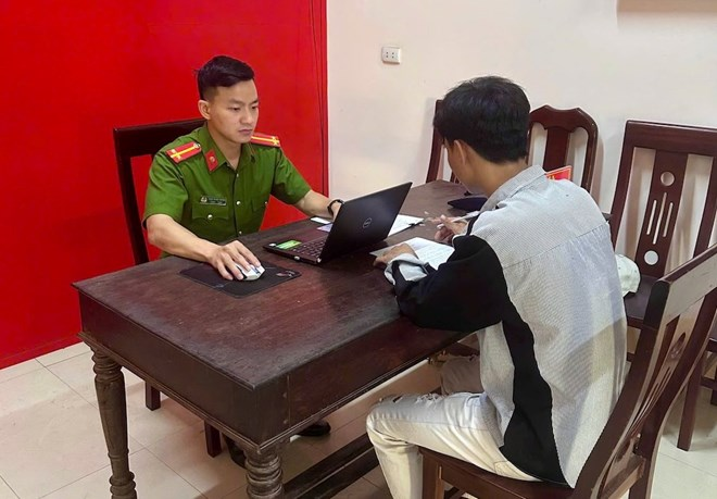 Người đàn ông tại cơ quan công an. Ảnh: Công an xã Diễn Châu