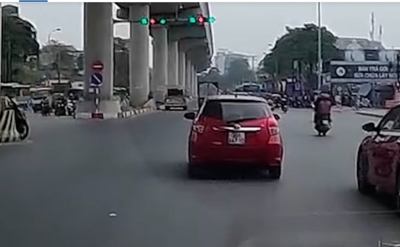 Đèn đếm giây vẫn xanh nhưng đèn tín hiệu giao thông đã chuyển đỏ. (Ảnh: VietnamNet)