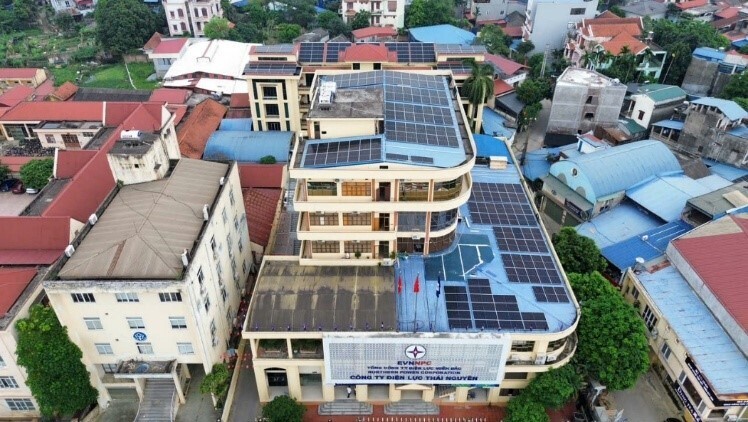 Mô hình điện mặt trời mái nhà được triển khai tại trụ sở Công ty nhằm giảm áp lực cho hệ thống điện và tiết kiệm năng lượng
