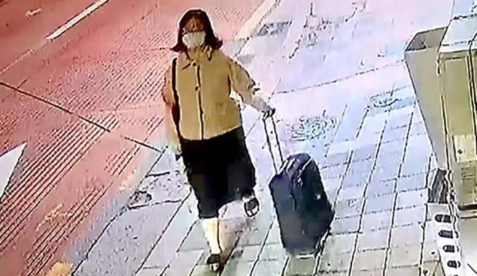 Camera giám sát ghi lại cảnh Jeong Yoo-jeong kéo valy ra đường bắt taxi. Ảnh: Busan Metropolitan Police