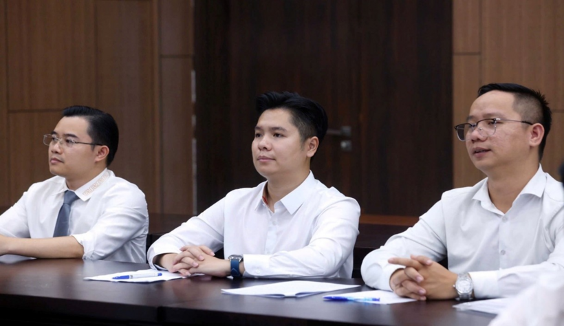 Luật sư Nguyễn Đức Thịnh, văn phòng luật Fanci (ngồi giữa).