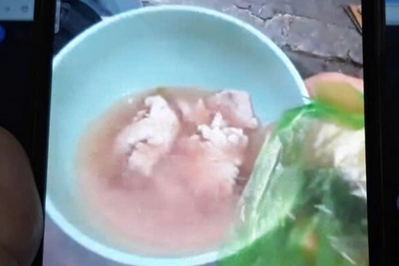 Người phản ánh cho rằng khi cho miếng thịt bò trong nước nóng, miếng thịt chuyển sang màu trắng và không còn mùi của thịt bò mà có mùi thịt heo. Ảnh: Dân Trí