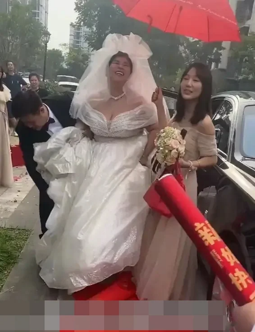 Sau nhiều lần cố gắng thử nghiệm nhưng đều thất bại hoàn toàn, chú rể gần như đành phải "bó tay".