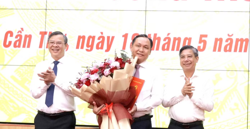 Lãnh đạo TP. Cần Thơ trao quyết định, tặng hoa chúc mừng ông Lê Công Lý (giữa)./ Theo báo Tiền phong