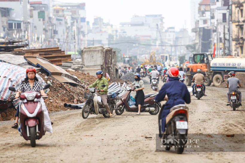 Các phương tiện đi vào phần đường đang thi công xây dựng đường Vành đai 1 đoạn Hoàng Cầu - Voi Phục và phải quay đầu trở lại đi theo hướng phố Nguyên Hồng. Ảnh: Dân việt