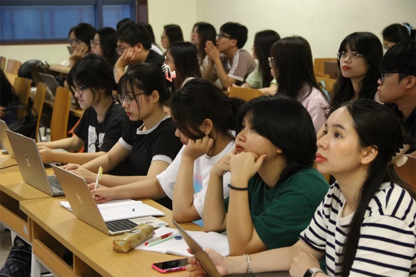 Giờ học lí thuyết trên giảng đường của sinh viên. Ảnh: Tiền phong