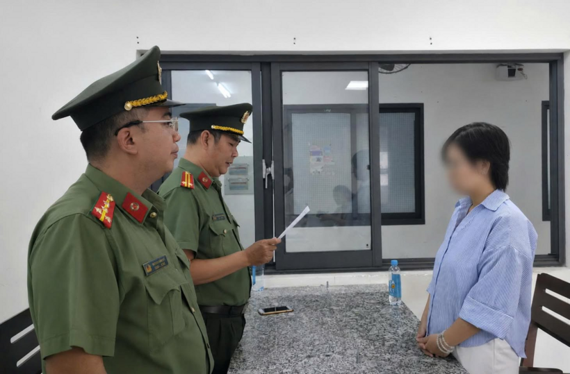 Công an TP.HCM xử phạt hành chính người thi hộ và nhờ người thi hộ. Ảnh: Người lao động