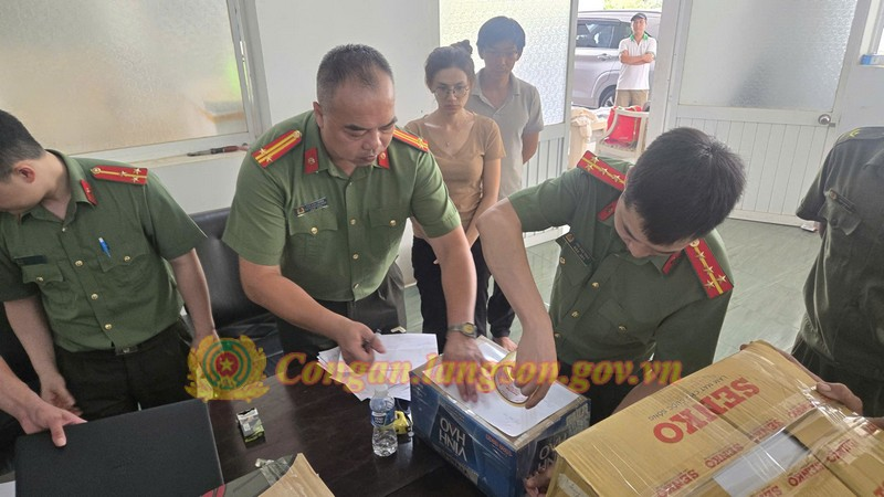 Cơ quan điều tra thi hành Lệnh khám xét tại văn phòng làm việc của Công ty Đường âm. (Ảnh: Công an tỉnh Lạng Sơn)