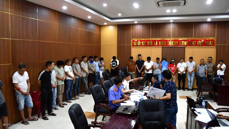 Những người liên quan tại cơ quan công an. (Ảnh: Tuổi trẻ)