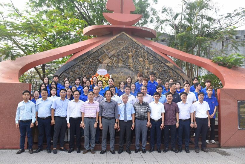 Đảng ủy, Ban Giám hiệu cùng nhiều cán bộ, giảng viên, đoàn viên, sinh viên trường Đại học Sư phạm, Đại học Huế đã tổ chức lễ dâng hoa tại di tích.
