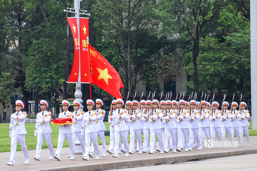 Dẫn đầu đoàn thượng cờ là quân kỳ Quyết thắng. Theo sau là đội tiêu binh với 34 chiến sĩ, tượng trưng cho 34 chiến sĩ đầu tiên của Đội Việt Nam tuyên truyền giải phóng quân thành lập năm 1944, là đơn vị tiền thân của Quân đội nhân dân Việt Nam.