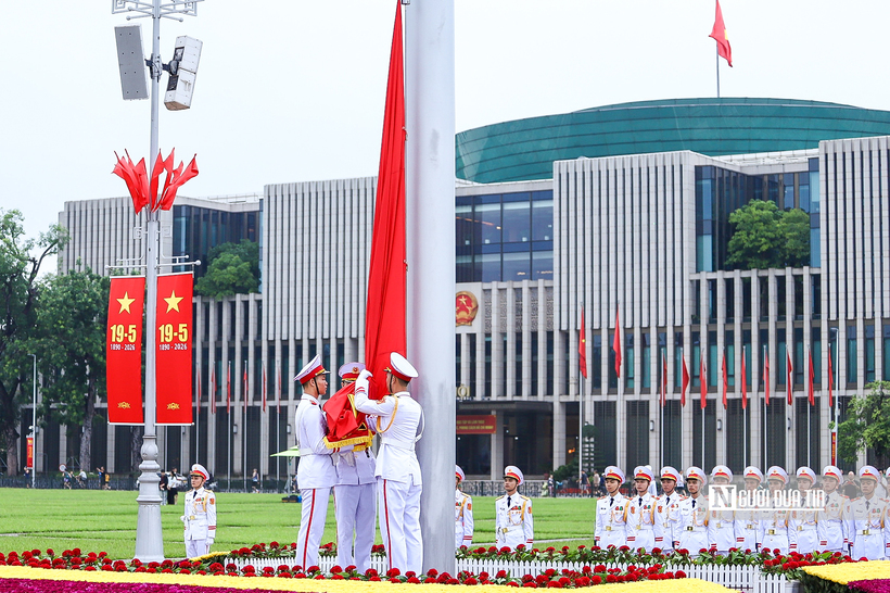 Trang nghiêm nghi lễ thượng cờ kỷ niệm 136 năm ngày sinh Chủ tịch Hồ Chí Minh - 5