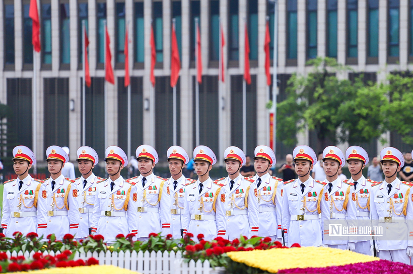 Trong suốt quá trình thực hiện nghi lễ, khu vực Quảng trường duy trì trạng thái tĩnh, phục vụ nghi thức thượng cờ theo quy định.