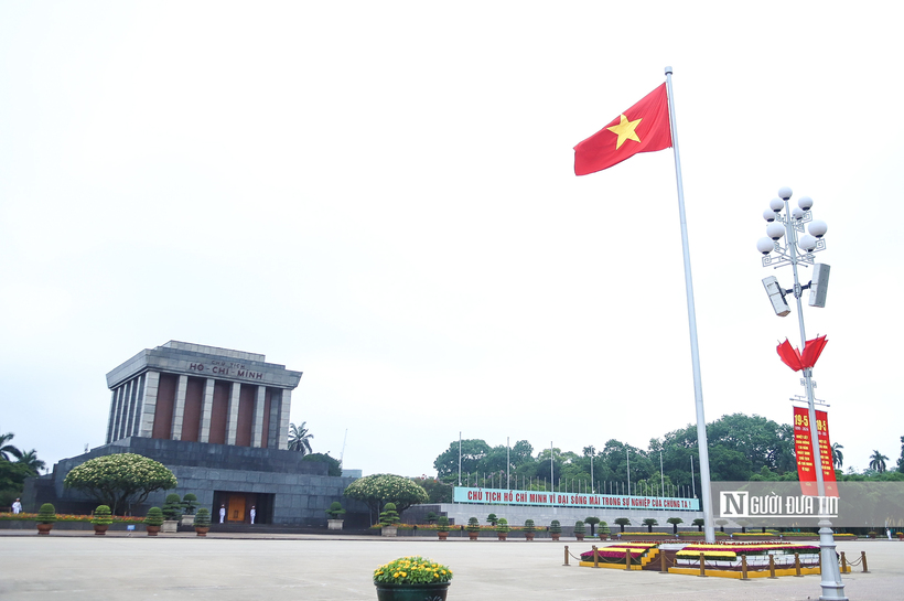Lá cờ đỏ sao vàng bay phấp phới trên Quảng trường Ba Đình chào mừng kỷ niệm 136 năm ngày sinh Chủ tịch Hồ Chí Minh. Nghi lễ thượng cờ, hạ cờ hằng ngày thu hút được nhiều người dân và khách quốc tế đến tham quan, chứng kiến, đặc biệt là vào các dịp lễ, Tết, các ngày kỷ niệm của đất nước.
