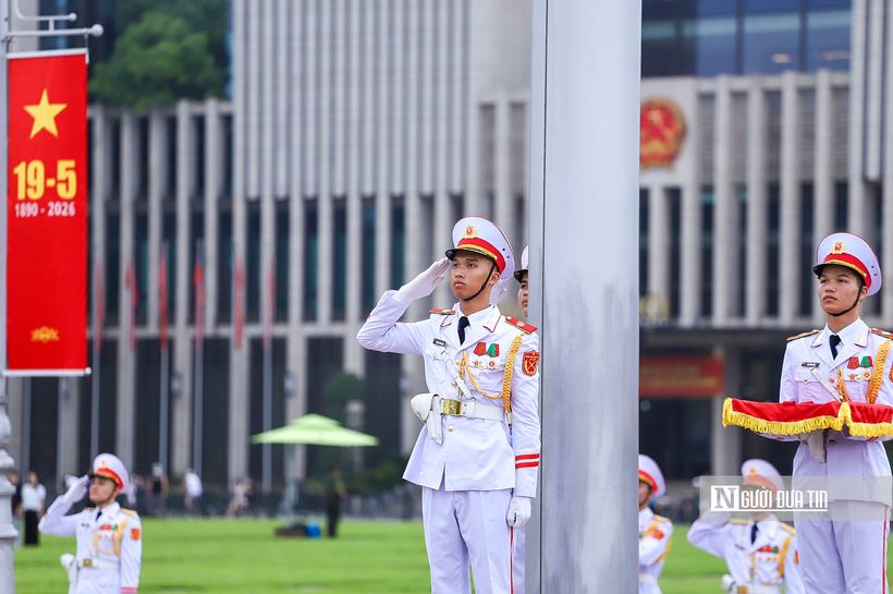 Trang nghiêm nghi lễ thượng cờ kỷ niệm 136 năm ngày sinh Chủ tịch Hồ Chí Minh - 9