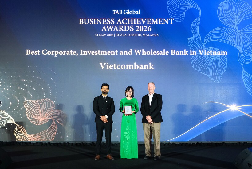 Bà Trần Phương Hiền - Phó Trưởng Phòng Giải pháp Kênh số Bán buôn đại diện Vietcombank nhận giải Ngân hàng doanh nghiệp, đầu tư và bán buôn tốt nhất Việt Nam 2026.