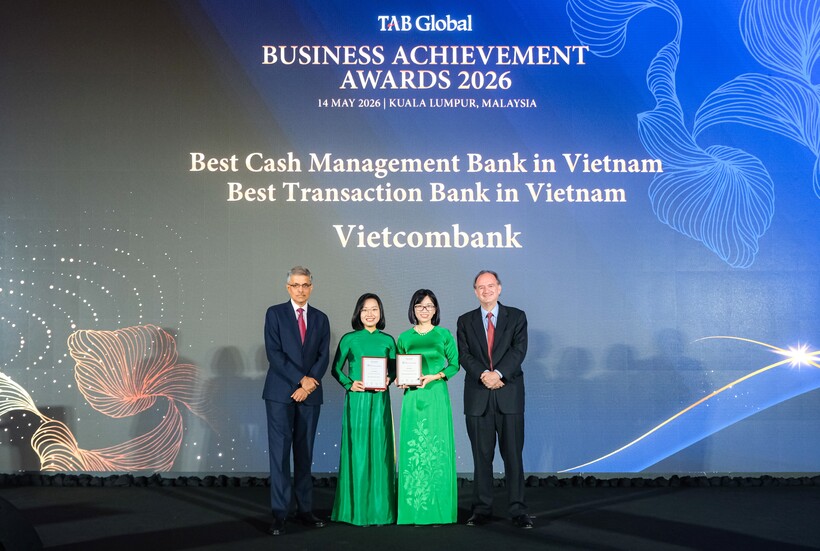 Bà Nguyễn Thùy Ninh - Giám đốc Ban Khách hàng FDI (bên trái) và bà Trần Phương Hiền - Phó Trưởng Phòng Giải pháp Kênh số Bán buôn &nbsp;đại diện Vietcombank nhận giải thưởng Ngân hàng giao dịch tốt nhất Việt Nam 2026 và giải thưởng Ngân hàng quản lý dòng tiền tốt nhất Việt Nam 2026