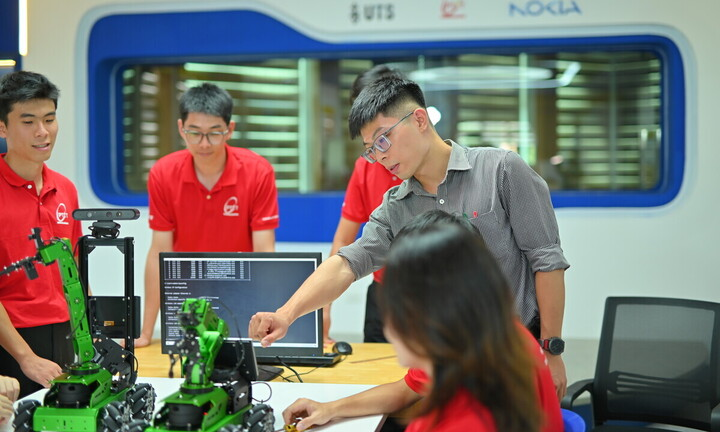 Theo các chuyên gia, người học Công nghệ thông tin cần phải tự rèn luyện cho mình khả năng tự học và năng lực thích ứng linh hoạt trước những biến động của xã hội.