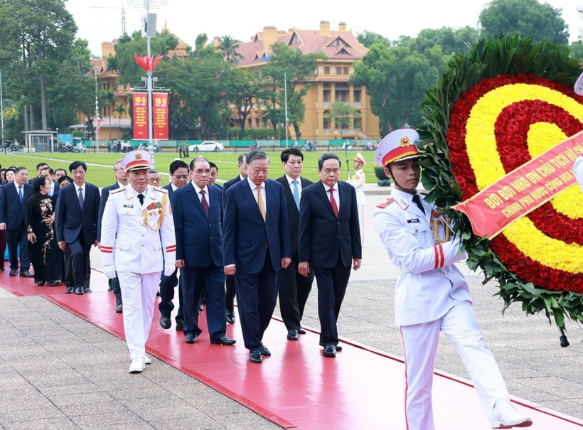 Đoàn đại biểu lãnh đạo, nguyên lãnh đạo Đảng, Nhà nước do Tổng Bí thư, Chủ tịch nước Tô Lâm dẫn đầu thành kính tưởng niệm Chủ tịch Hồ Chí Minh (Ảnh: TTXVN).