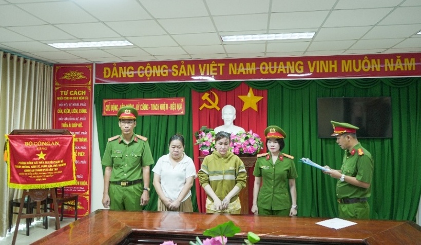Cơ quan Cảnh sát điều tra Công an thành phố Cần Thơ tống đạt các Quyết định khởi tố vụ án hình sự, khởi tố bị can và thi hành các Lệnh bắt bị can để tạm giam đối với Nguyễn Thị Thu Đông (áo vàng) và Lầu Thị Giang (áo trắng). Ảnh: Công an Cần Thơ