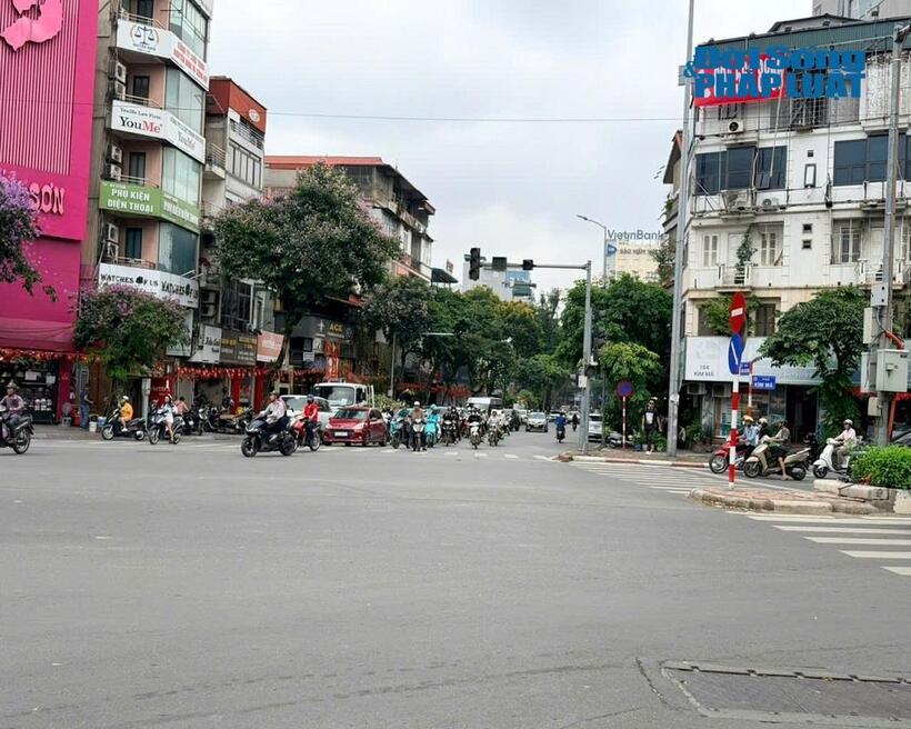 Người dân cần sang đường đúng nơi quy định, quan sát kỹ phương tiện và ưu tiên sử dụng cầu vượt hoặc vạch dành cho người đi bộ nhằm đảm bảo an toàn giao thông.