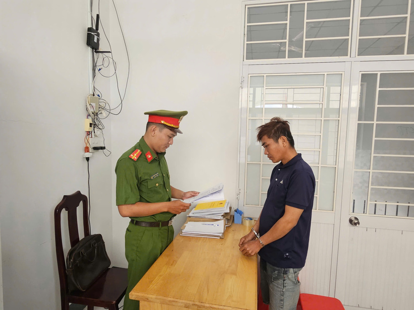 Đối tượng Nguyễn Vũ Linh nghe đọc lệnh bắt tạm giam. Ảnh: Công an tỉnh An Giang