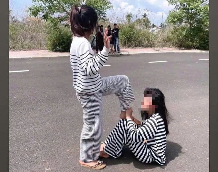 Nữ sinh bị nhóm bạn đánh hội đồng, bắt quỳ, ép lau chân. Ảnh: Người lao động