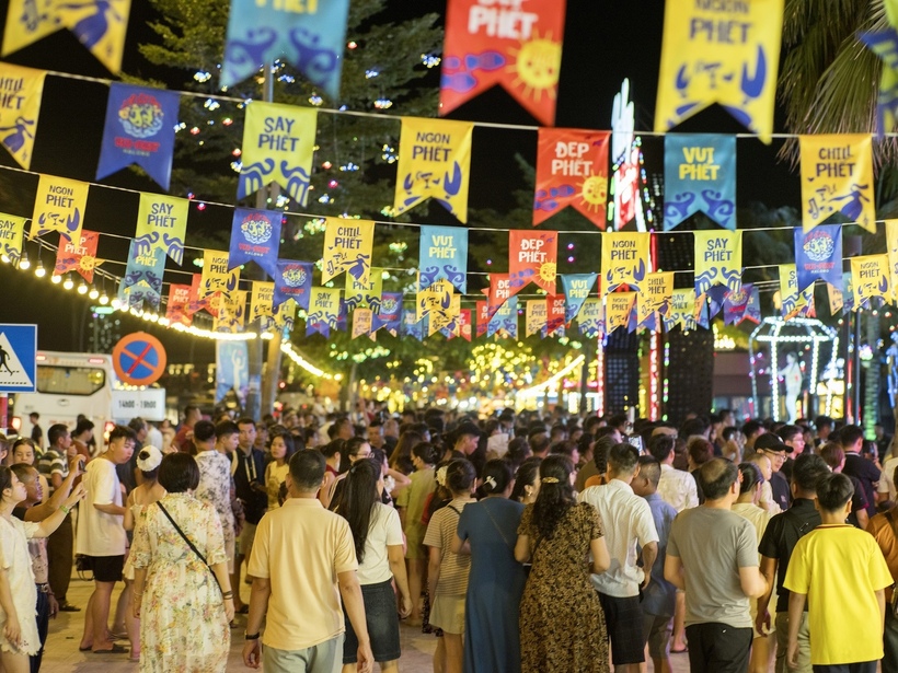 Không khí náo nhiệt và sầm uất tại chợ đêm VUI-Fest Hạ Long. Ảnh: Ánh Dương.