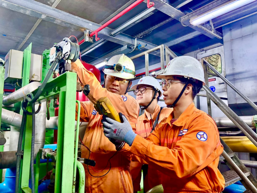 Người lao động EVNGENCO3 thực hiện kiểm tra, sửa chữa thiết bị nhằm bảo đảm các tổ máy vận hành an toàn, liên tục trong mùa khô
