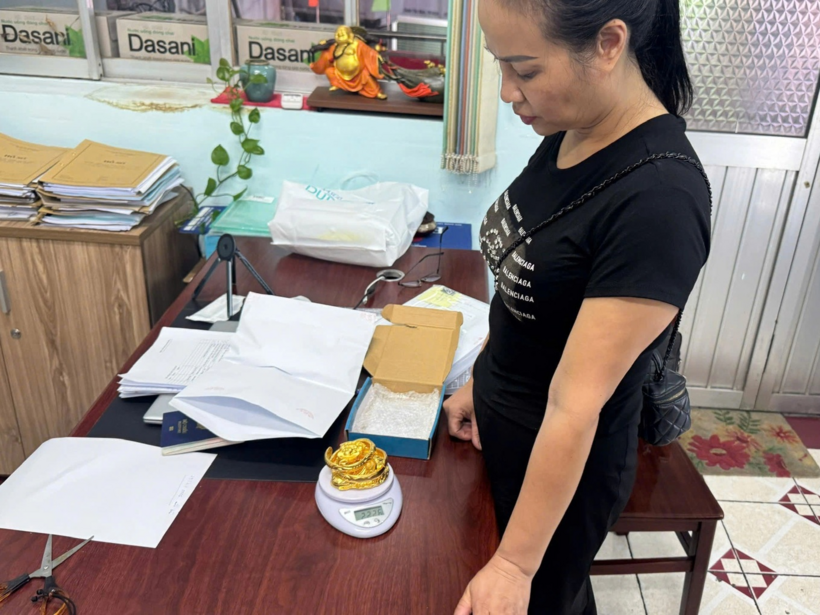 Cảnh sát phát hiện Ngọc Anh mang 2,2kg vàng tại sân bay. Ảnh: Dân trí