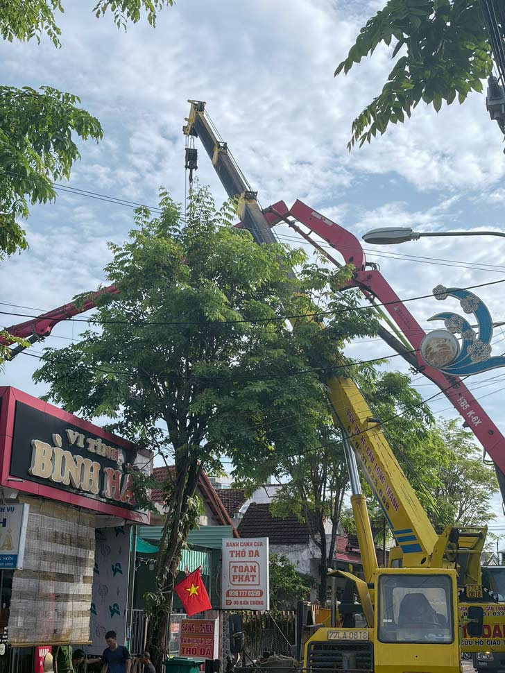 Chiếc xe bơm bê tông đậu trên đường Biên Cương để sửa nhà dân. (Ảnh: Lao động)