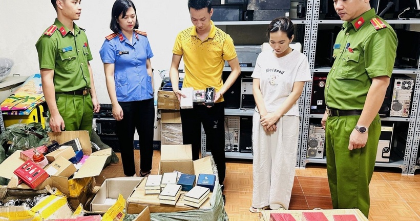 Các loại nước hoa giả bị thu giữ tại cơ quan Công an.