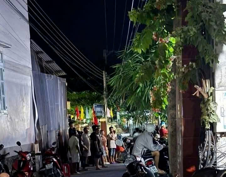 Lực lượng chức năng phong tỏa hiện trường để điều tra vụ việc xảy ra tối 14/5 khiến một phụ nữ tử vong. (Ảnh: Dân Việt)