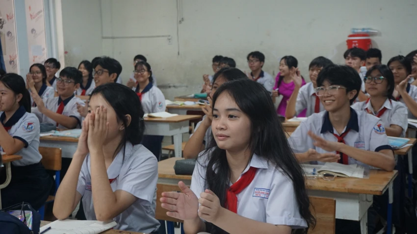 Năm học 2025-2026, TP.HCM có 169.927 học sinh lớp 9 dự kiến xét hoàn thành chương trình giáo dục THCS, trong đó 169.602 học sinh đã hoàn thành chương trình, đạt tỉ lệ 99,81%. Ảnh minh họa