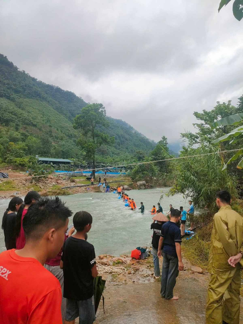 Do ảnh hưởng của mưa lớn, nước lũ tại sông dâng cao khiến khu vực nuôi cá tại bản Siệc Lống Mìn, xã Quảng Tân bị chia cắt, khó khăn trong giao thương, đi lại. Các lực lượng vũ trang và người dân đã thiết lập đội hình vận chuyển cá qua sông. Ảnh: Quảng Ninh