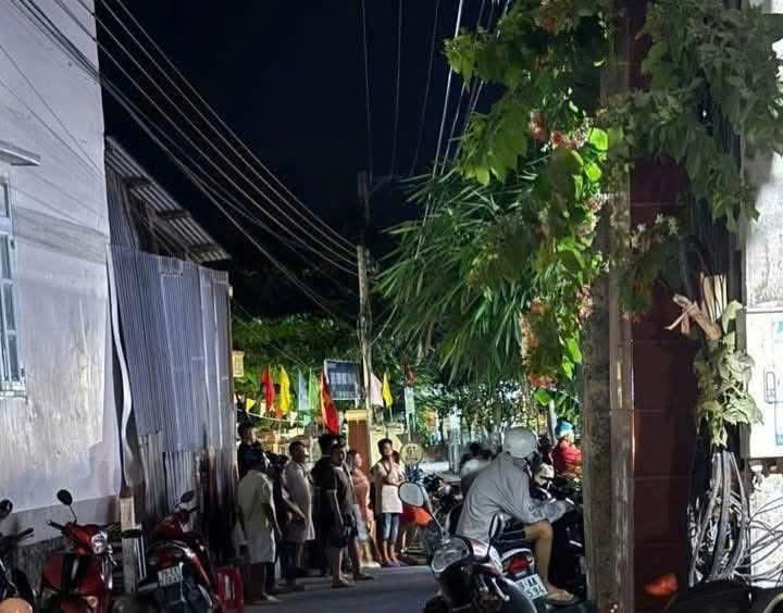 Lực lượng chức năng phong tỏa hiện trường để điều tra vụ việc xảy ra tối 14/5 khiến một phụ nữ tử vong. (Ảnh: Dân Việt)