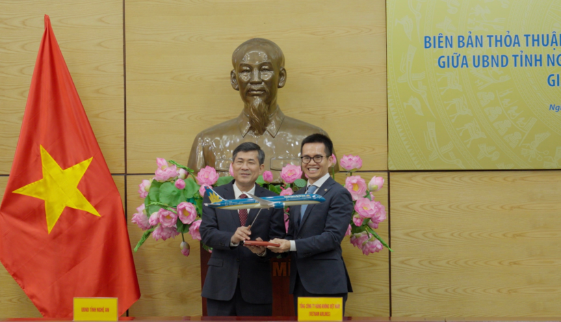 Phó Tổng giám đốc Vietnam Airlines Nguyễn Quang Trung trao tặng mô hình máy bay cho Phó Chủ tịch UBND tỉnh Nghệ An Thái Văn Thành , khẳng định tinh thần gắn kết và hợp tác lâu dài.