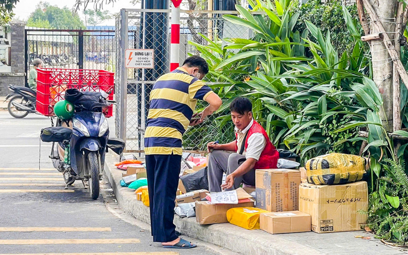 Không ít tiểu thương lo ngại biên lợi nhuận ngày càng bị bào mòn, thậm chí buộc phải tăng giá bán, kéo theo nguy cơ người tiêu dùng phải mua hàng đắt hơn trên các sàn TMĐT. Ảnh minh họa/báo Tuổi Trẻ