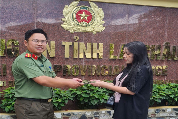 Hình ảnh đồng chí Đại úy Lù Anh Sơn trả lại tài sản cho người đánh mất. (Ảnh: Công an tỉnh Lai Châu)