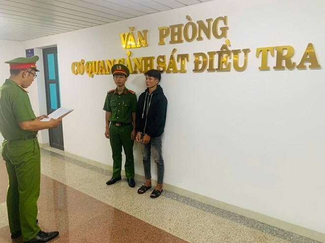 Cơ quan điều tra tống đạt quyết định khởi tố, bắt tạm giam đối tượng. (Ảnh: Công an tỉnh Lâm Đồng)