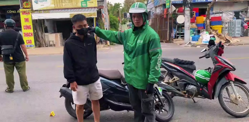 Dựng lại hiện trường vụ hành hung. Ảnh: Tiền Phong