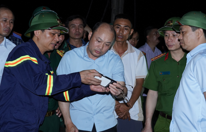 Ông Cao Văn Cường, Phó Chủ tịch UBND tỉnh Thanh Hóa, trực tiếp có mặt tại hiện trường triển khai công tác cứu nạn cứu hộ