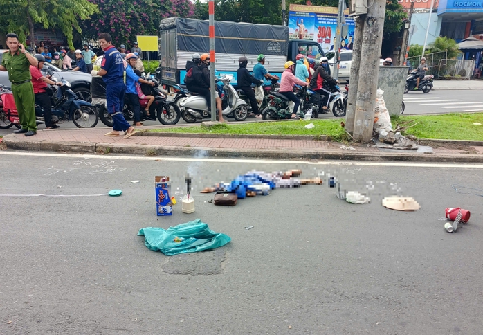Tin tức tai nạn giao thông 24h: Hiện trường xót xa người phụ nữ bán vé số tử vong ở TPHCM - 1
