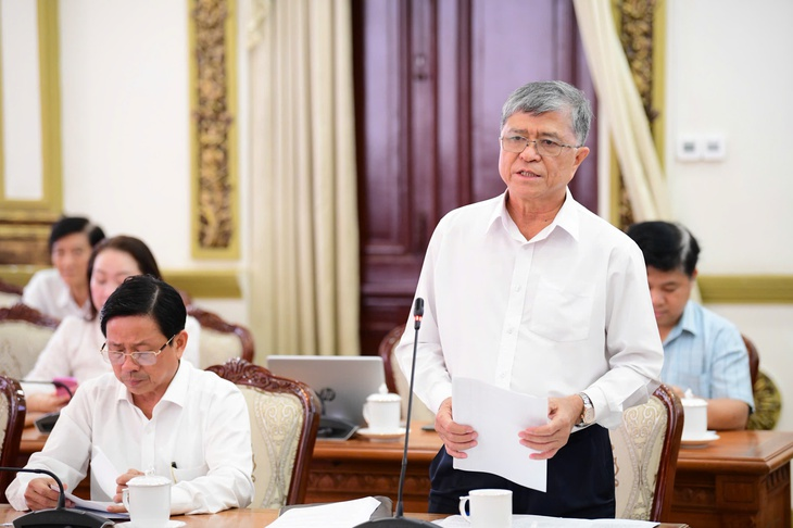 Giám đốc Sở GD&ĐT TP.HCM Nguyễn Văn Hiếu báo cáo tại buổi làm việc. Ảnh: Tuổi trẻ Online